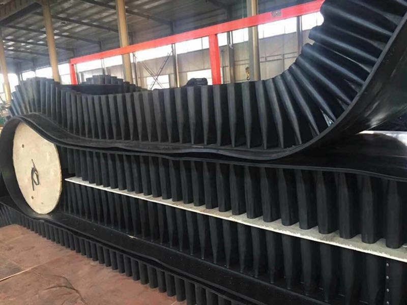 大傾角輸送帶輸送機實際操作流程，使用成本低而運輸效率高