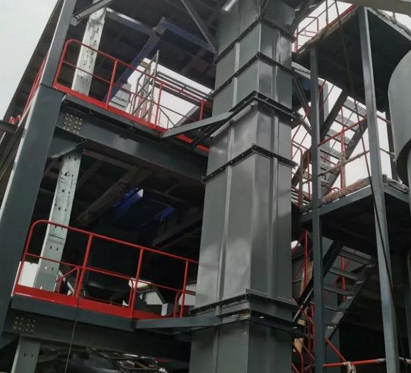 輸送帶廠家分享：鬥式提升機輸送帶跑偏原因及調節方法